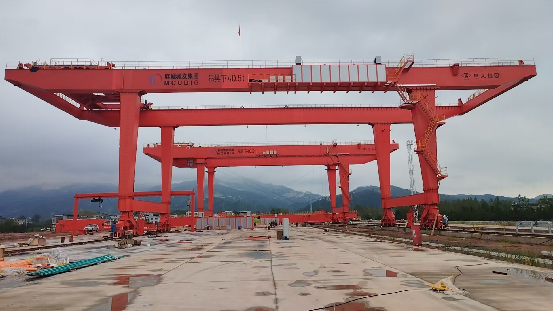 軌道式集裝箱門式起重機(jī)