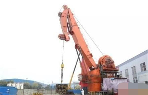 中船重工成功研制國內(nèi)***臺(tái)200噸深海作業(yè)主動(dòng)升沉補(bǔ)償起重機(jī)